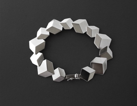 Kub armband.
Silver (1999).
Tillverkas på beställning.
Pris ca 8 000 kr.