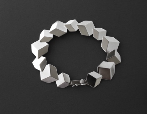 Kub armband.
Silver (1999).
Tillverkas på beställning.
Pris ca 8 000 kr. Kub armband.
Silver (1999).
Tillverkas på beställning.
Pris ca 8 000 kr.
