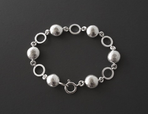Armband
"Silverkulor och ringar".
Silver (2010).
Längd 19,5 cm.
Pris 5 000 kr. Armband
"Silverkulor och ringar".
Silver (2010).
Längd 19,5 cm.
Pris 5 000 kr.