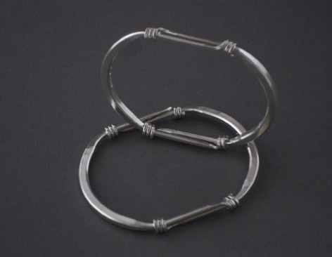 Utdragen armring 
"Virad silver", (1983).
Storlek small, prix 1 900 kr.
Medium, pris 2 000 kr.
Large, pris 2 100 kr.
XL, pris 2 200 kr.
XXL, pris 2 300 kr.