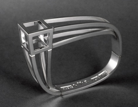 Armring "Kub i fyrkantstråd"
Silver (1985). Armring "Kub i fyrkantstråd"
Silver (1985).