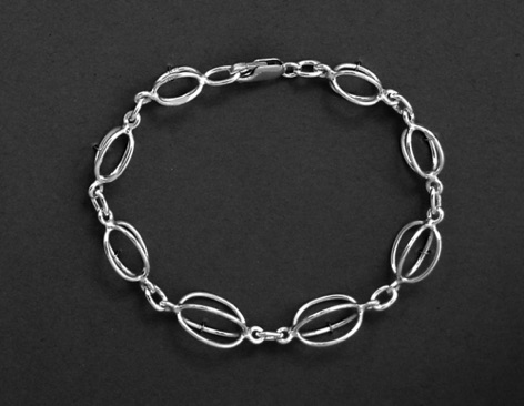 Armband "Ellipser"
Silver (2009).
Längd 18,5 cm pris 2 500 kr.
Längd 20,5 cm pris 2 750 kr. Armband "Ellipser"
Silver (2009).
Längd 18,5 cm pris 2 500 kr.
Längd 20,5 cm pris 2 750 kr.