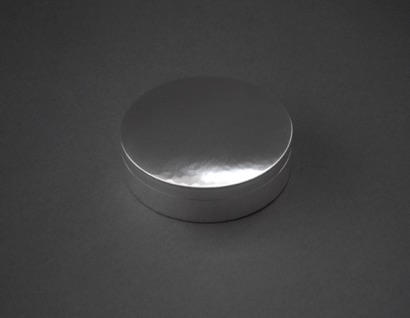 Dosa
Silver (2009).
Diameter 7 cm.
Pris 8 000 kr. Dosa
Silver (2009).
Diameter 7 cm.
Pris 8 000 kr.