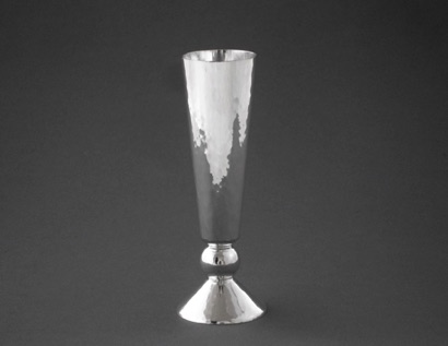 Liten vas "Klot i kon"
Silver (2009).
Höjd 12 cm.
Pris 7 500 kr.
