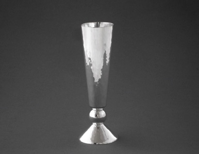 Liten vas "Klot i kon"
Silver (2009).
Höjd 12 cm.
Pris 7 500 kr. Liten vas "Klot i kon"
Silver (2009).
Höjd 12 cm.
Pris 7 500 kr.