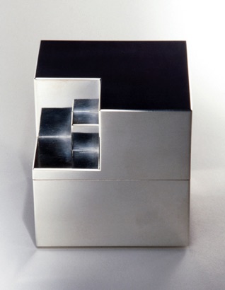 Kub i kub.
Kubisk ask med lock.
Silver (1984.)
Fotograf: Sune Sundahl