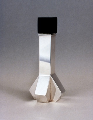 Parfymflaska med kubisk propp.
Del av gesällprov.
Silver och ebenholst (1981). Parfymflaska med kubisk propp.
Del av gesällprov.
Silver och ebenholst (1981).