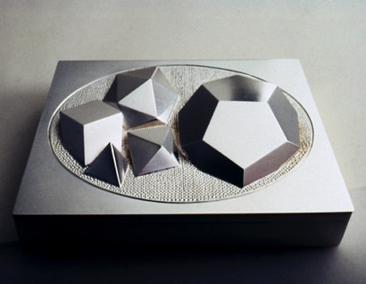 Fem platonska kroppar.
Ask med ciselerat lock.
Del av gesällprov. Inköpt av 
Röhsska museet i Göteborg.
Silver (1982).
