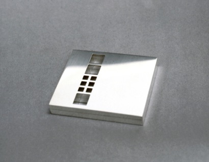 Ask med genombrutna kvadrater
inköpt av Nationalmuseum.
Silver (1988). Ask med genombrutna kvadrater
inköpt av Nationalmuseum.
Silver (1988).