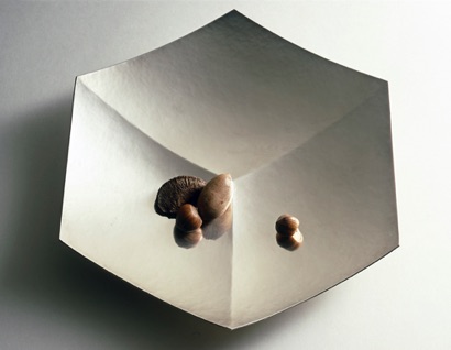 Skål i kubform.
Silver (1984). Skål i kubform.
Silver (1984).