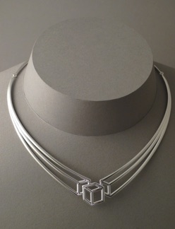 Halsring "Tråd kub".
Silver (2010).