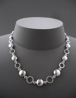 Halsband
"Silverkulor och ringar".
Silver (2010)
Längd 48 cm.
Pris 10 000 kr. Halsband
"Silverkulor och ringar".
Silver (2010)
Längd 48 cm.
Pris 10 000 kr.