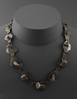 Halsband med spikar.
Järn (2009)
Temautställning "Vågar" på
Vida, Öland. Halsband med spikar.
Järn (2009)
Temautställning "Vågar" på
Vida, Öland.