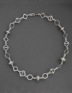 Halsband "Linser"
Silver (2008)
Finns i olika varianter
och priser.
Pris mellan 12 000 - 16 000 kr. Halsband "Linser"
Silver (2008)
Finns i olika varianter
och priser.
Pris mellan 12 000 - 16 000 kr.
