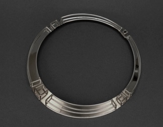 Halsring
"Fyra speglande kuber".
Silver (1990). Halsring
"Fyra speglande kuber".
Silver (1990).