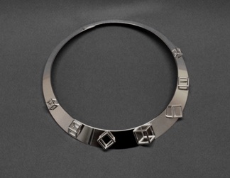 Halsring
Speglande kuber
Silver (1990) Halsring
Speglande kuber
Silver (1990)