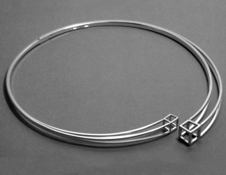 Halssmycke
"Kub möter kub".
Silver (1988). Halssmycke
"Kub möter kub".
Silver (1988).