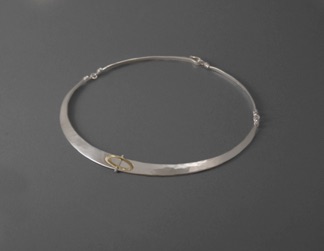 Halsring "Spegelring".
Silver (2008). Halsring "Spegelring".
Silver (2008).