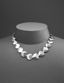 Kubhalsband Silver (1992).
Inköpt av Kulturen i Lund.
Görs på beställning i olika
varianter.
Pris ca 18 000 kr.
Kubhalsband Silver (1992).
Inköpt av Kulturen i Lund.
Görs på beställning i olika
varianter.
Pris ca 18 000 kr.