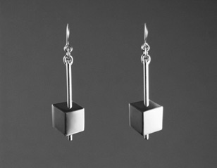 Örhänge "Kub på skaft".
Silver (1994).
Pris 2 850 kr. Örhänge "Kub på skaft".
Silver (1994).
Pris 2 850 kr.