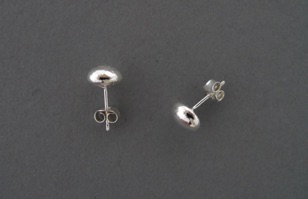 Örstift "Silverpärlor".
Silver (2010).
Pris 750 kr. Örstift "Silverpärlor".
Silver (2010).
Pris 750 kr.