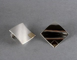 Örhängen "Kvadrat på
kvadrat".
Silver och guld.
Pris 1 900 kr. Örhängen "Kvadrat på
kvadrat".
Silver och guld.
Pris 1 900 kr.