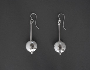Örhänge "Linser".
Silver (2007).
Pris 1 900 kr. Örhänge "Linser".
Silver (2007).
Pris 1 900 kr.
