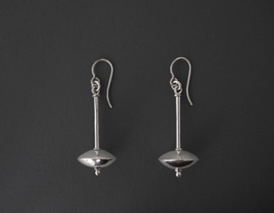 Örhänge "Linser".
Silver (2007).
Pris 1 900 kr. Örhänge "Linser".
Silver (2007).
Pris 1 900 kr.