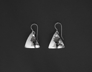 Örhängen "Segel" trekanter.
Silver (1992).
Small pris 550 kr.
Medium pris 650 kr. Örhängen "Segel" trekanter.
Silver (1992).
Small pris 550 kr.
Medium pris 650 kr.