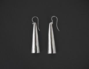 Örhängen "Segel".
Silver (1992).
Pris 800 kr.
Örhängen "Segel".
Silver (1992).
Pris 800 kr.