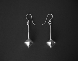 Örhänge "Linser".
Silver (2007).
Pris 1 900 kr. Örhänge "Linser".
Silver (2007).
Pris 1 900 kr.