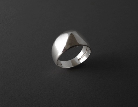 Fingerring Pyramid
Silver (2005)
Pris 1 700 kr Fingerring Pyramid
Silver (2005)
Pris 1 700 kr