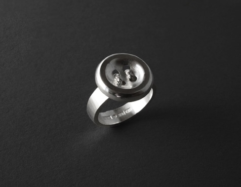 Fingerring "Knapp".
Silver (2008).
Pris 825 kr. Fingerring "Knapp".
Silver (2008).
Pris 825 kr.