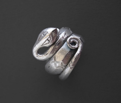 Fingerring "Orm".
Silver (2005).
Pris 3 500 kr. Fingerring "Orm".
Silver (2005).
Pris 3 500 kr.