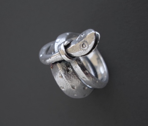 Fingerring "Orm".
Silver (2005).
Pris 3 500 kr.