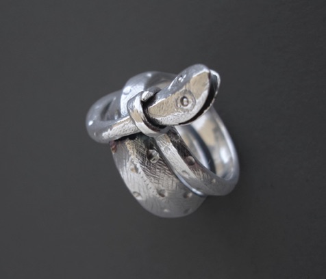 Fingerring "Orm".
Silver (2005).
Pris 3 500 kr. Fingerring "Orm".
Silver (2005).
Pris 3 500 kr.