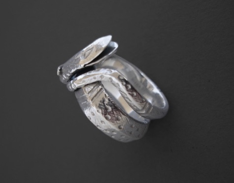 Fingerring "Orm".
Silver (2005).
Pris 3 500 kr. Fingerring "Orm".
Silver (2005).
Pris 3 500 kr.