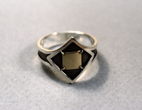 Fingerring "Kvadrat i kvadrat".
Silver och 18 k guld (1985)
Fingerring "Kvadrat i kvadrat".
Silver och 18 k guld (1985)